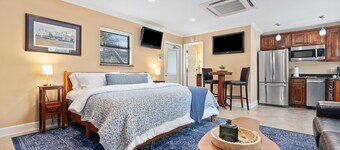Perfect Game-day Loft 0.2 Miles From Toomer's Corner ~ Pet Friendly