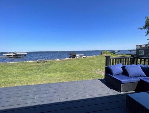 Lake Osakis Resort Villa | Aero| Two Bedroom |Sleeps 6| lake Front |Family| Groups