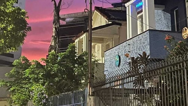 Bairro residencial com casas e céu claro.