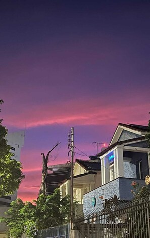 A residential area with houses and a clear sky. - Hostel Trem Chic (Belo Horizonte)