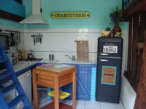 Een koelkast, een magnetron, een oven, een kookplaat