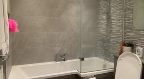 Håndklær, såpe, sjampo og toalettpapir