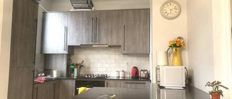 Een koelkast, een magnetron, een oven, een kookplaat