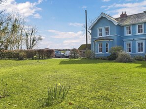 Property grounds - 3 bedroom accommodation in Pendine (Pendine)
