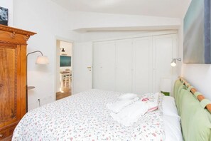 1 bedroom, iron/ironing board, free WiFi, bed sheets -  Attic for 2 with wonderful private terrace in Trastevere  (Roma)