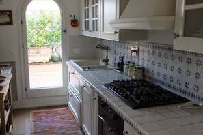 Fridge, stovetop, dishwasher, coffee/tea maker -  Attic for 2 with wonderful private terrace in Trastevere  (Roma)