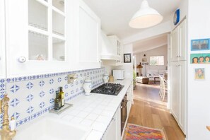 Fridge, stovetop, dishwasher, coffee/tea maker - Attic for 2 with wonderful private terrace in Trastevere (Roma)