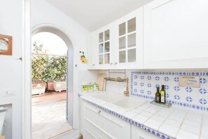 Køleskab, kogeplade, opvaskemaskine, kaffe-/temaskine