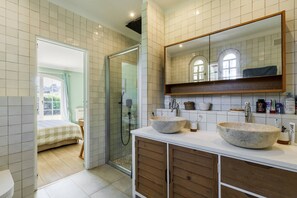 Shower, hair dryer, towels