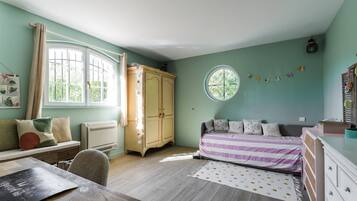 7 bedrooms, iron/ironing board, free WiFi, bed sheets