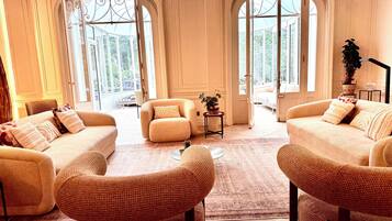 Smart-tv, een open haard, boeken en een stereo