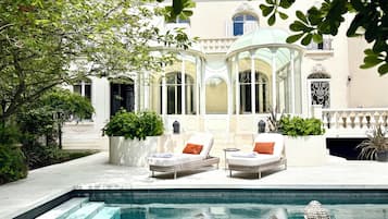 Een buitenzwembad en een verwarmd zwembad