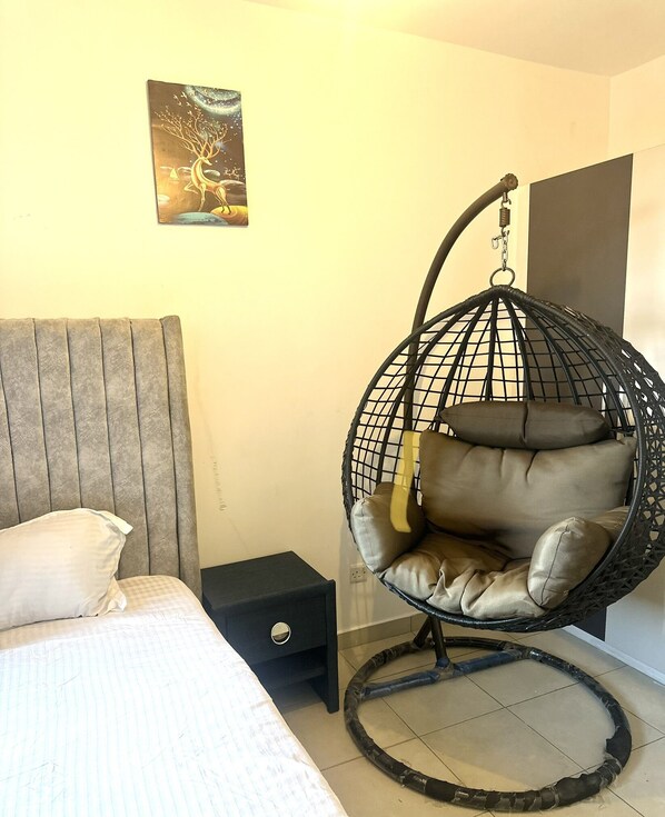 2 habitaciones, escritorio, tabla de planchar con plancha y wifi gratis