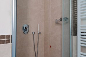 Shower, hair dryer, bidet, towels - WOW what a view! Charming apartment with terrace, pool and fitness center (Salo')