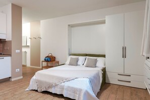 Iron/ironing board, WiFi, bed sheets