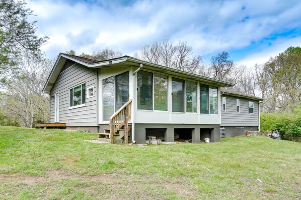 Exterior - Updated Home: Central Oak Ridge Location (Oak Ridge)