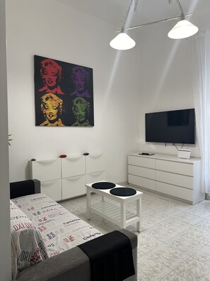 2 bedrooms, iron/ironing board, WiFi, bed sheets - Roby's Little House (Roma)