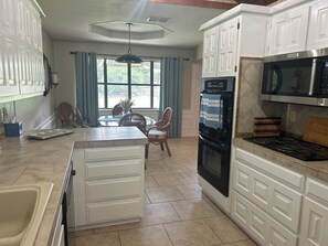 Microwave, oven, stovetop, dishwasher - Country Cottage on the 4th tee in Golf Country Estates (Stephenville)