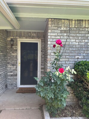 Exterior detail - Country Cottage on the 4th tee in Golf Country Estates (Stephenville)