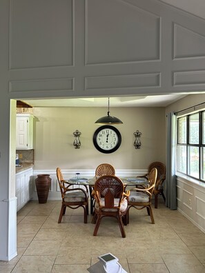 Dining - Country Cottage on the 4th tee in Golf Country Estates (Stephenville)