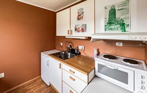 Fridge, oven, stovetop, cookware/dishes/utensils