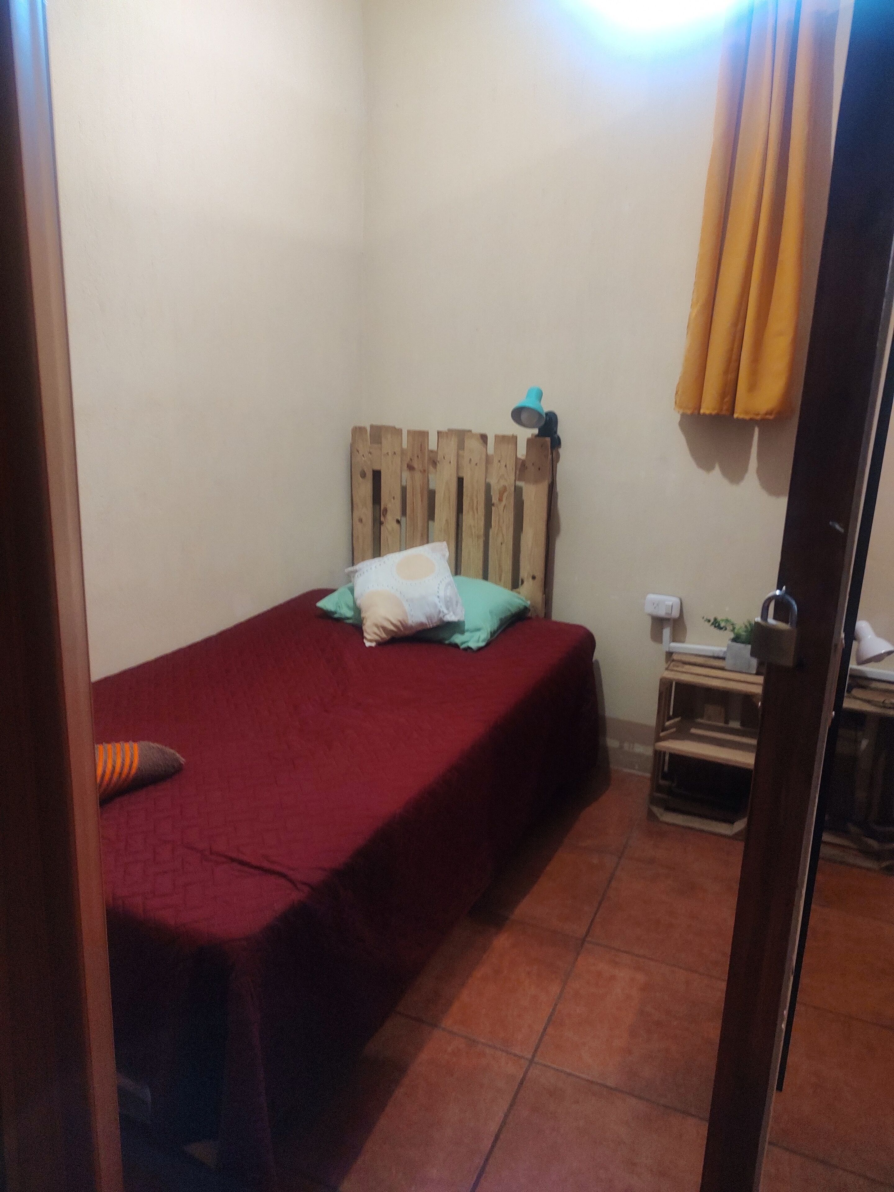Dormitorio compartido económico, dormitorio mixto | Ropa de cama hipoalergénica, edredón y muebles diferentes 