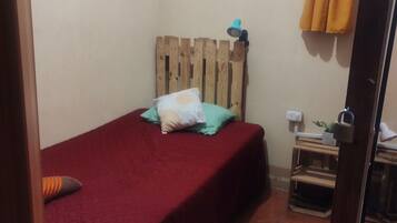 Dormitorio compartido económico, dormitorio mixto | Ropa de cama hipoalergénica, edredón y muebles diferentes