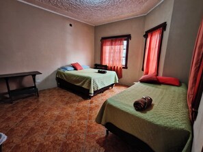 Habitación triple familiar, 1 habitación | Ropa de cama hipoalergénica, edredones de plumas, escritorio