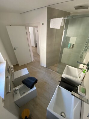Habitación doble Confort | Baño | Amenidades de baño gratuitas, secadora de cabello, bidet, toallas 