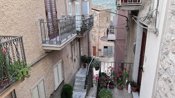 Comfort-Dreibettzimmer | Blick auf den Innenhof