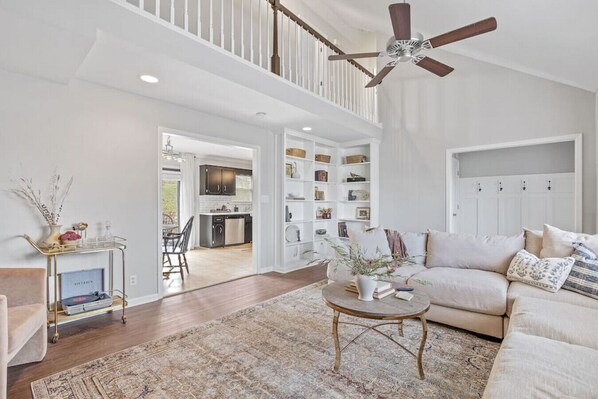 TV connectée, cheminée, livres