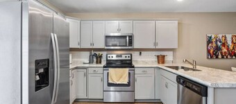 Gov`s Getaway| Cozy 2 BR Near I24 & King Bed