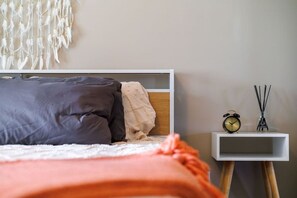 Desk, iron/ironing board, WiFi, bed sheets