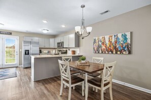 Dining - Governor`s Getaway| Cozy 2 BR Near DT & Hospital (Clarksville)
