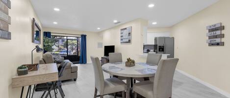 Căn hộ cơ bản | Khu phòng khách | TV màn hình phẳng