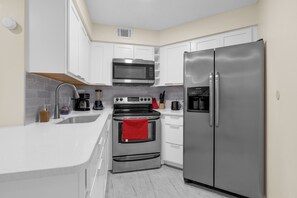 Basic Apartment | Private kitchen | Fridge, microwave, oven, dishwasher