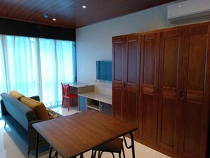 Deluxe Suite, City View | Living area | 32-inch flat-screen TV with cable channels - Hospedaje Ciste (Panama City)