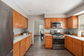 雪櫃、微波爐、焗爐、爐具