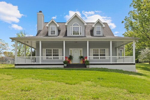 Minutes from Golf Course & Marina on Table Rock Lake, Dog-Friendly & WiFi.