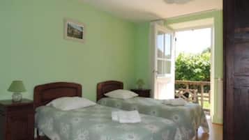 4 bedrooms, iron/ironing board, free WiFi
