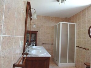 Douche, sèche-cheveux