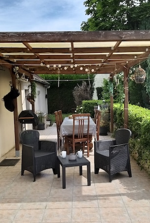 Outdoor dining. 2 Chambres Dans Maison de 1803. Proche Circuit 24h Le Mans. 4km Entrée Autoroute