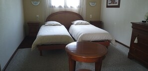 2 slaapkamers, een strijkplank/strijkijzer, reisbedje, gratis wifi