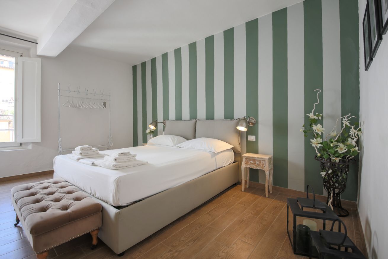 2 bedrooms, desk, WiFi, bed sheets