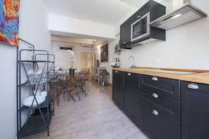 Fridge, microwave, stovetop, coffee/tea maker