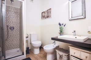 Dusche, Haartrockner, Bidet, HandtĂŒcher