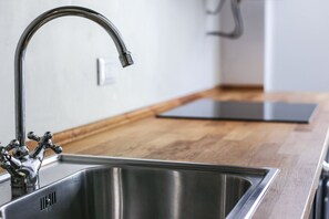 Geladeira, micro-ondas, cooktop, cafeteira/chaleira