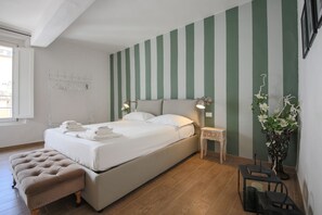 2 室のベッドルーム、デスク、WiFi、ベッドシーツ