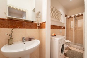 Een douche, een haardroger, een bidet, handdoeken