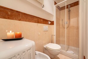 تجهيزات دش، مجففات شعر، مراحيض شطف، مناشف